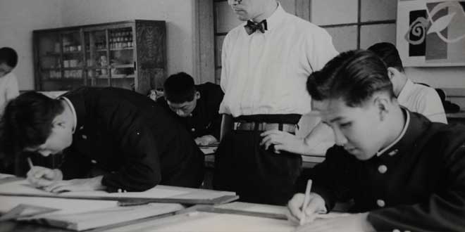 Jóvenes japoneses estudiando bajo la mirada de su profesor