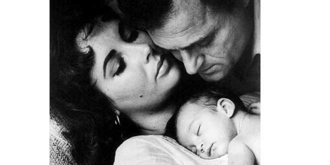 Elizabeth Taylor, Mike Todd y su hijita recin nacida, Liza en 1957