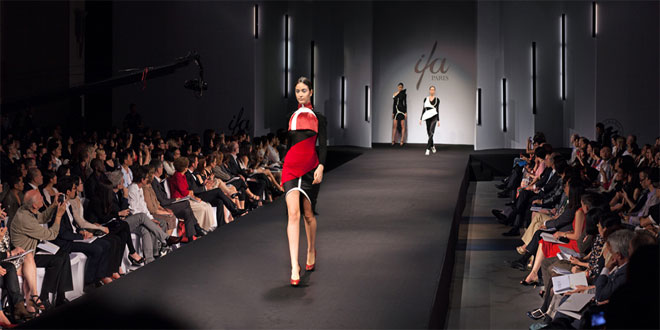 La razón por la que las modelos nunca sonríen al desfilar
