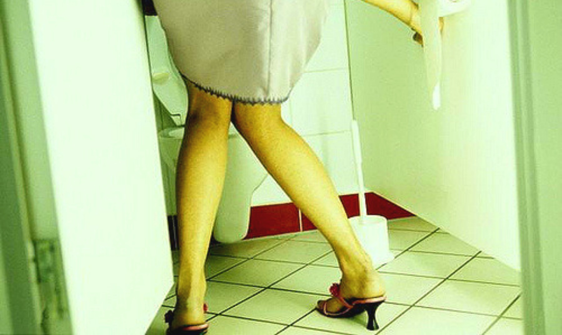 Эротика от американки в туалете 19 фото