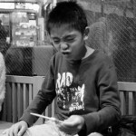 Niño probando pollo aderezado con mostaza picante