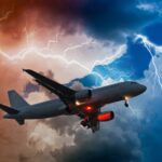 ¿Se caería un avión impactado por un rayo? Descúbrelo