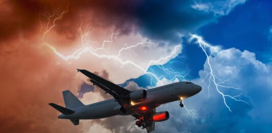 ¿Se caería un avión impactado por un rayo? | Descúbrelo ¿Se caería un avión impactado por un rayo? Descúbrelo