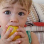 bebé comiendo limón
