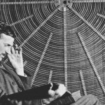 Nikola Tesla  leyendo frente a la espiral de la bobina de su transformador de alta tensión en East Houston Street, Nueva York