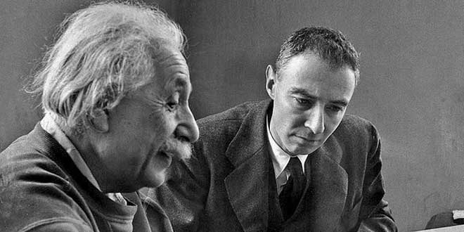 Albert Einstein y Robert Oppenheimer, 1947