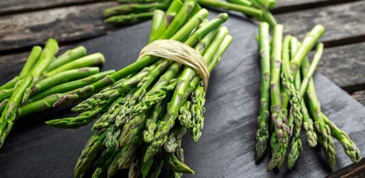 por que los esparragos hacen que la orina huele mal