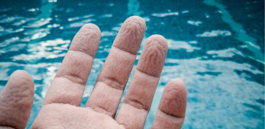 Por qué se arrugan los dedos en el agua Descúbrelo