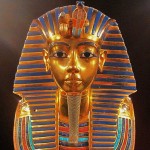Tutankamón enterrado con el pene erecto