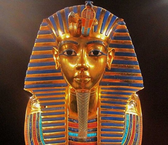 Tutankamón enterrado con el pene erecto