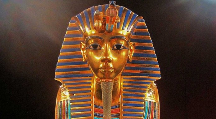 Tutankamón enterrado con el pene erecto