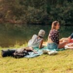 young-friends-enjoying-a-day-at-the-lake-picture-id508258590