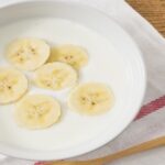 plátano con yogurt