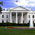 la casa blanca pintada de negro