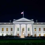 la casa blanca pintada de negro