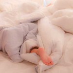 dormir con un pie fuera de la cama