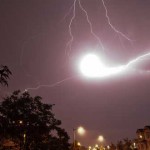 Rayo globular en la calle