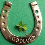 flat-lay-composition-with-horseshoe-on-green-background-st-patricks-picture-id1334526731