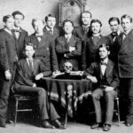Sociedad de la Niebla. Supercurioso.