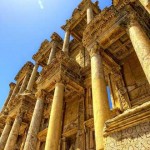 Biblioteca de Celso en Éfeso, en honor a Tiberius Julius Celsus Polemaeanus (terminada en el 135 d. C)