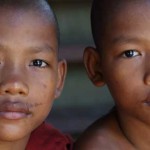 Novicios gemelos en un Monasterio Budista en Yangon, Myanmar