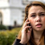 Joven hablando por teléfono