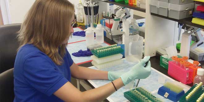 científica extrayendo ADN