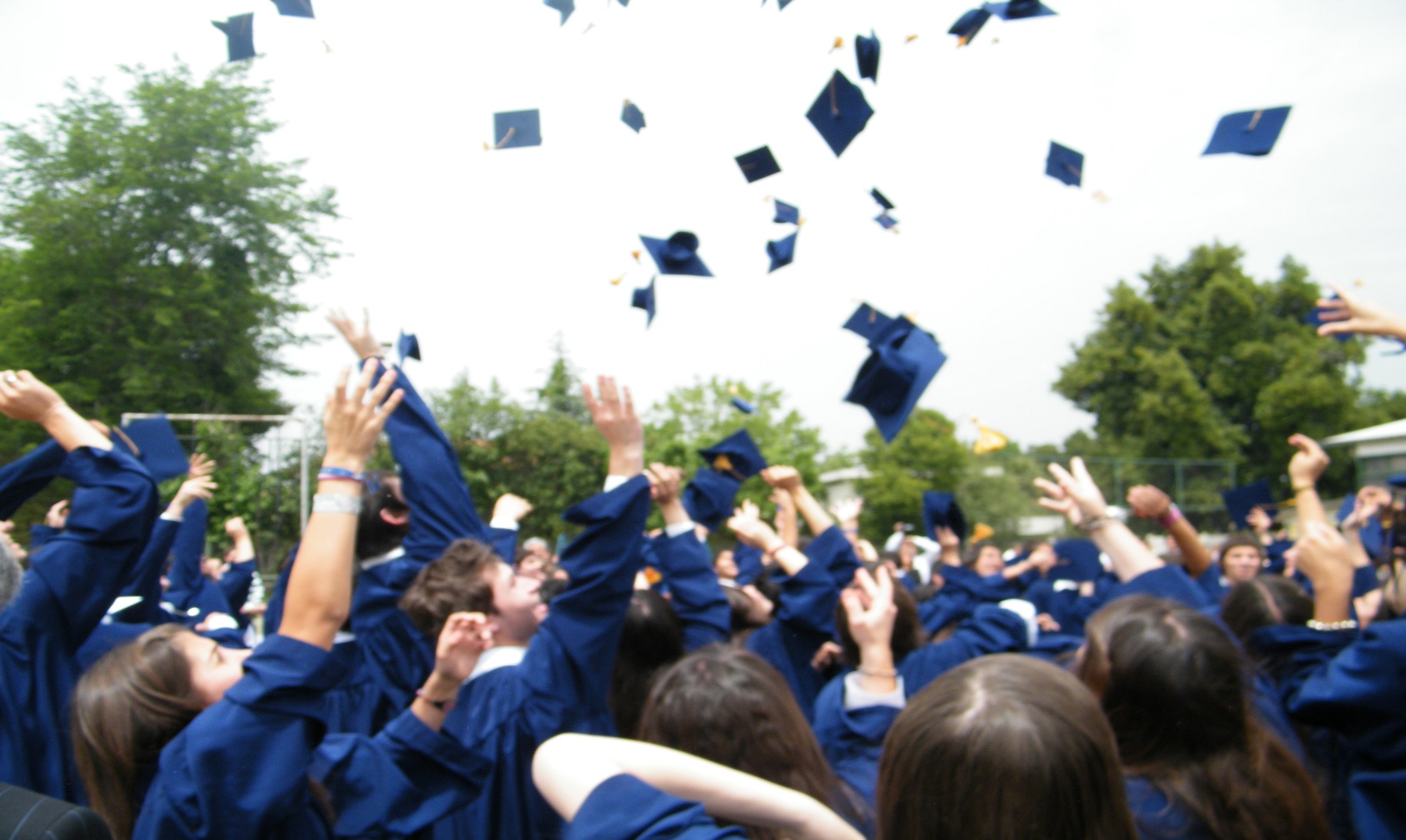 ¿Por qué se tiran los sombreros en las graduaciones?