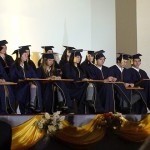 ¿Por qué se tiran los birretes en las graduaciones?