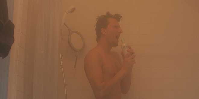 cantando en la ducha