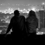 Viendo el paisaje de la ciudad, pareja