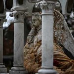 Un cementerio para entrar vivo