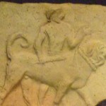 Placa de terracota de la Antigua Babilonia (2000-1600 a.C.) – Hombre guiando a su perro