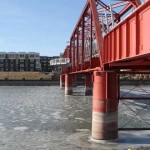 puente sobre río helado