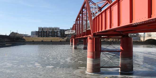 puente sobre río helado