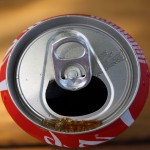 Si pones una Coca Light en agua, flota pero si lo haces con una Coca-Cola común, se hunde