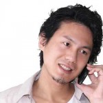 japonés hablando por móvil