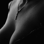 ¿Por qué atraen tanto los senos femeninos?