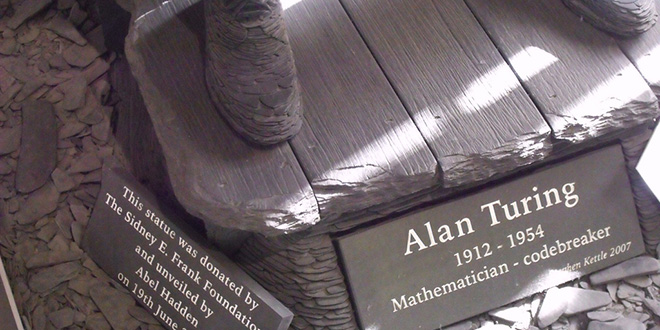 Detalle de estatua de Turing en el Bloque B del Bletchley Park