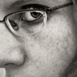 mujer sin miedo con lentes