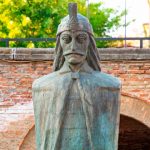 La verdadera historia del Conde Drácula, Busto de Vlad Tepes III