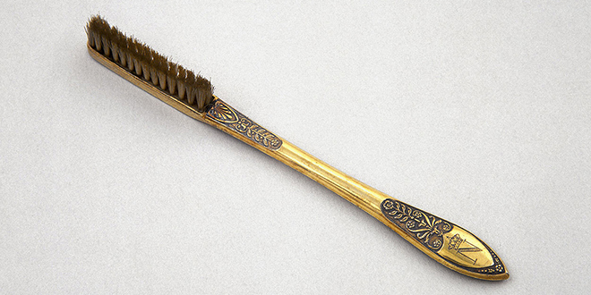 Curioso objeto: el cepillo de dientes de Napoleón Bonaparte, con mango de plata. Fechado cerca de 1795