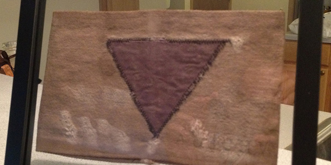 Triángulo morado que colocaban en los uniformes para distinguir a los Testigos de Jehová