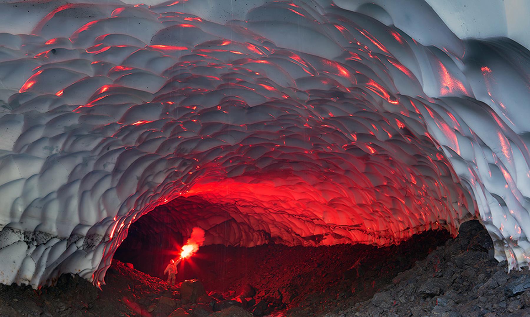 La fascinante cueva del volcán Mutnovsky