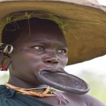 La tribu de las mujeres del plato en el labio