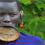 La tribu de las mujeres del plato en el labio