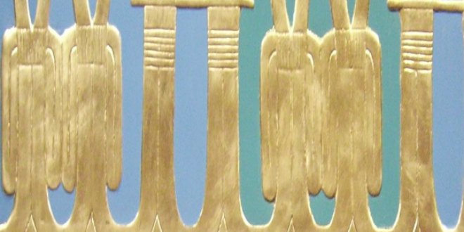 Decoración de tyets y dyeds en el tabernáculo hallado en la tumba de Tutankamón.