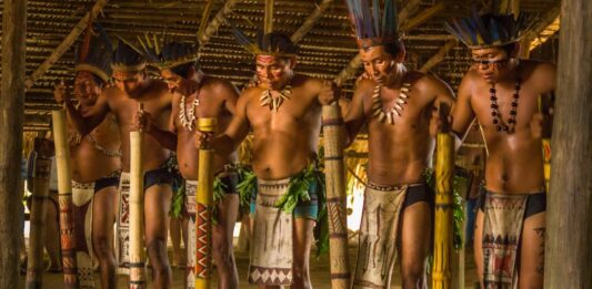 10 Tribus con Costumbres Raras | ¡Las más extrañas del mundo! Tribus con Costumbres Raras