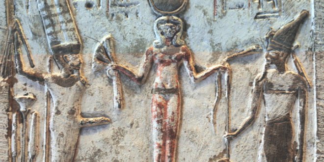 Estela con los dioses Min, Qadesh (Siria) y Reshef (Canaán), en Deir el-Medina, Egipto.