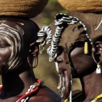 La tribu de las mujeres del plato en el labio